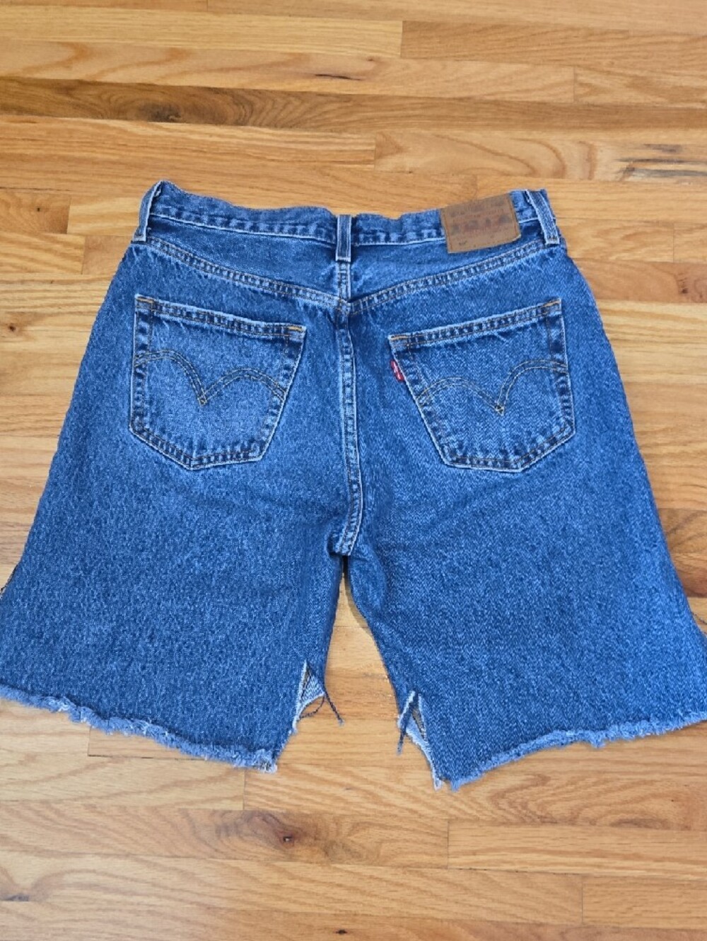 Levis Bermuda Cut Off Destructed Shorts - Picture 2 of 8